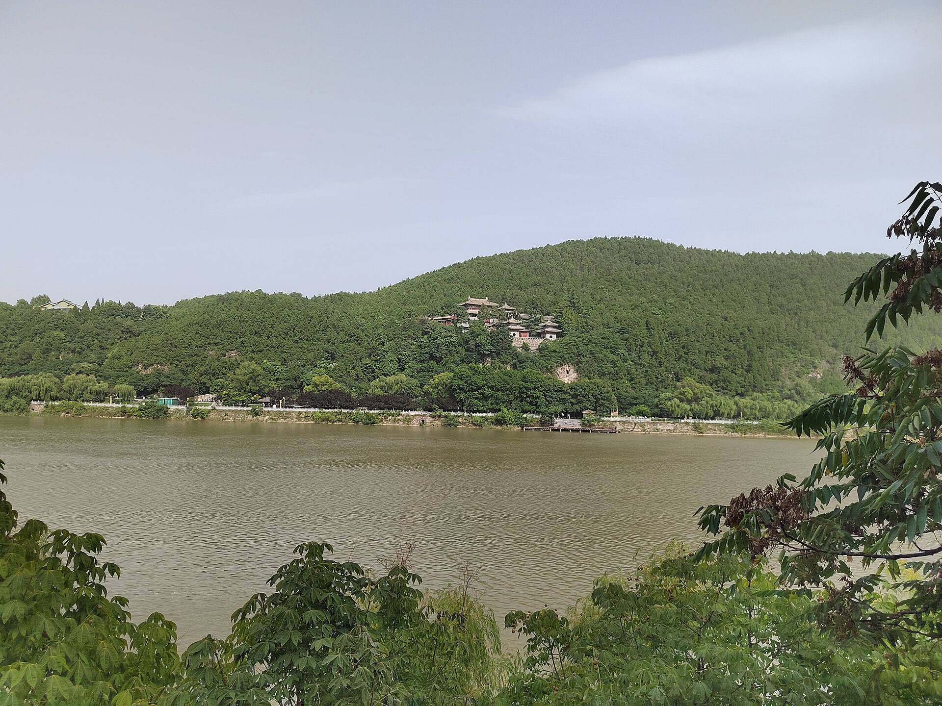 龙门石窟远景，伊河穿流于两山之间。